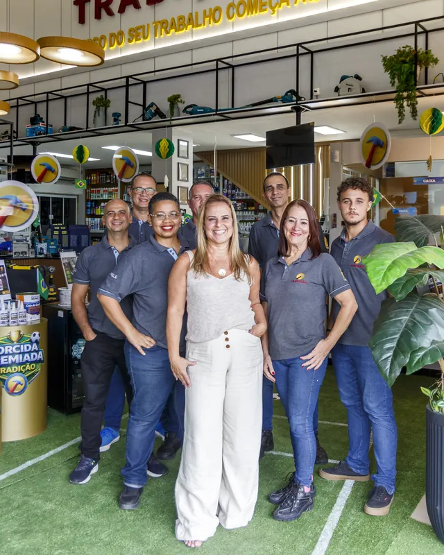 Equipe da Tradição Ferragens na loja de Duque de Caxias